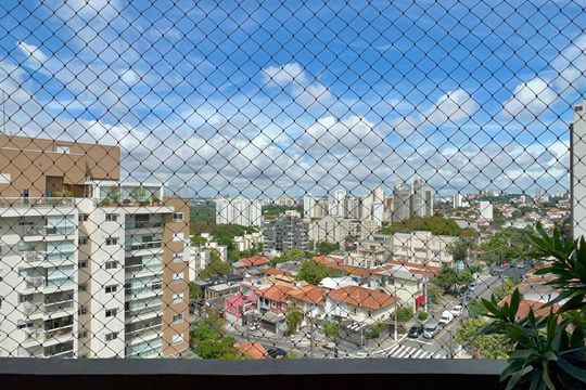 Apartamento mobiliado com 3 quartos e closet, churrasqueira e piscina no condomínio. Ideal para comprar. — Varanda