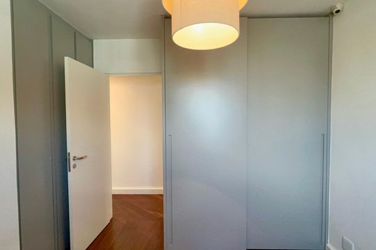 Apartamento mobiliado com 3 quartos e closet, churrasqueira e piscina no condomínio. Ideal para comprar. — Quarto 2