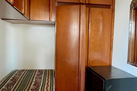 Apartamento mobiliado com 3 quartos e closet, churrasqueira e piscina no condomínio. Ideal para comprar. — Quarto de Serviço