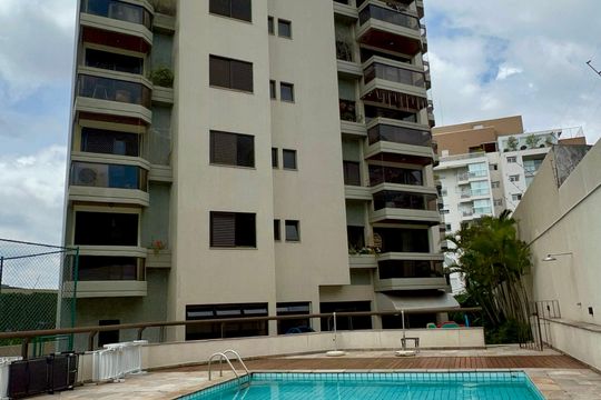 Apartamento mobiliado com 3 quartos e closet, churrasqueira e piscina no condomínio. Ideal para comprar. — Fachada