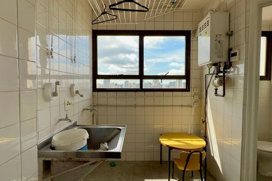 Apartamento mobiliado com 3 quartos e closet, churrasqueira e piscina no condomínio. Ideal para comprar. — Área de Serviço