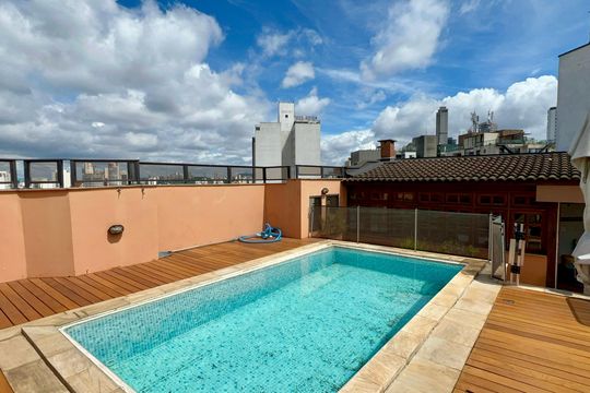 Apartamento mobiliado com 3 quartos e closet, churrasqueira e piscina no condomínio. Ideal para comprar. — Piscina