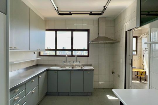 Apartamento mobiliado com 3 quartos e closet, churrasqueira e piscina no condomínio. Ideal para comprar. — Cozinha