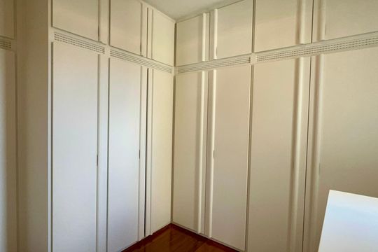 Apartamento mobiliado com 3 quartos e closet, churrasqueira e piscina no condomínio. Ideal para comprar. — Closet da suíte