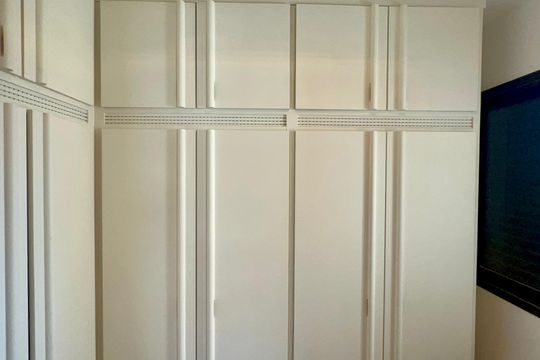 Apartamento mobiliado com 3 quartos e closet, churrasqueira e piscina no condomínio. Ideal para comprar. — Closet da suíte