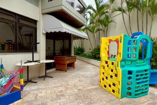 Apartamento mobiliado com 3 quartos e closet, churrasqueira e piscina no condomínio. Ideal para comprar. — Playground