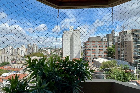 Apartamento mobiliado com 3 quartos e closet, churrasqueira e piscina no condomínio. Ideal para comprar. — Varanda