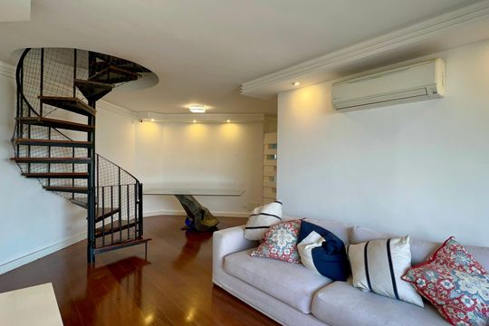 Apartamento mobiliado com 3 quartos e closet, churrasqueira e piscina no condomínio. Ideal para comprar. — Sala
