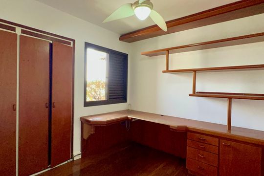Apartamento mobiliado com 3 quartos e closet, churrasqueira e piscina no condomínio. Ideal para comprar. — Quarto 1