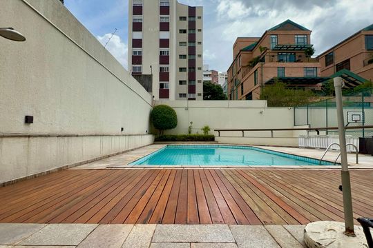Apartamento mobiliado com 3 quartos e closet, churrasqueira e piscina no condomínio. Ideal para comprar. — Área comum - Piscina