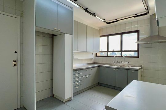 Apartamento mobiliado com 3 quartos e closet, churrasqueira e piscina no condomínio. Ideal para comprar. — Cozinha