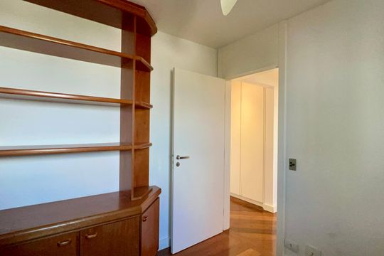 Apartamento mobiliado com 3 quartos e closet, churrasqueira e piscina no condomínio. Ideal para comprar. — Quarto 1
