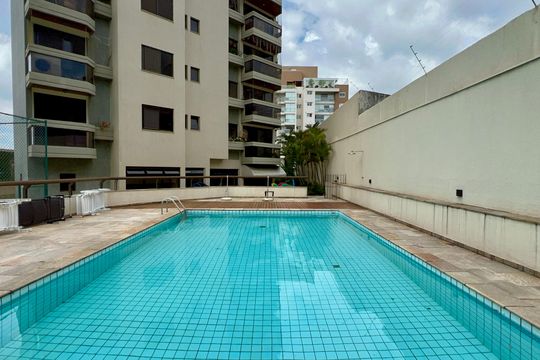 Apartamento mobiliado com 3 quartos e closet, churrasqueira e piscina no condomínio. Ideal para comprar. — Área comum - Piscina
