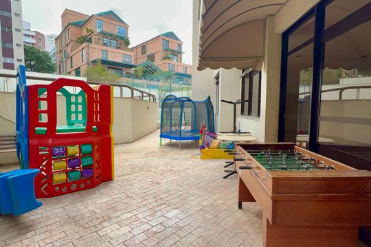 Apartamento mobiliado com 3 quartos e closet, churrasqueira e piscina no condomínio. Ideal para comprar. — Playground