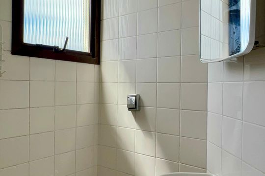 Apartamento mobiliado com 3 quartos e closet, churrasqueira e piscina no condomínio. Ideal para comprar. — Banheiro de serviço