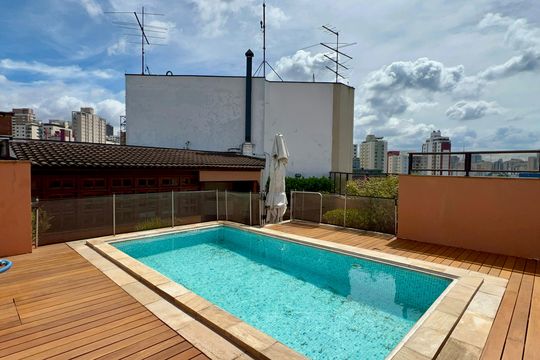 Apartamento mobiliado com 3 quartos e closet, churrasqueira e piscina no condomínio. Ideal para comprar. — Piscina