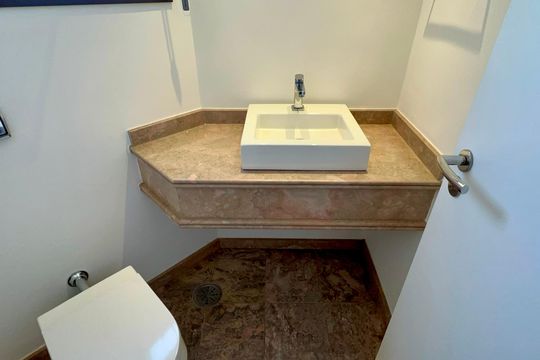Apartamento mobiliado com 3 quartos e closet, churrasqueira e piscina no condomínio. Ideal para comprar. — Lavabo