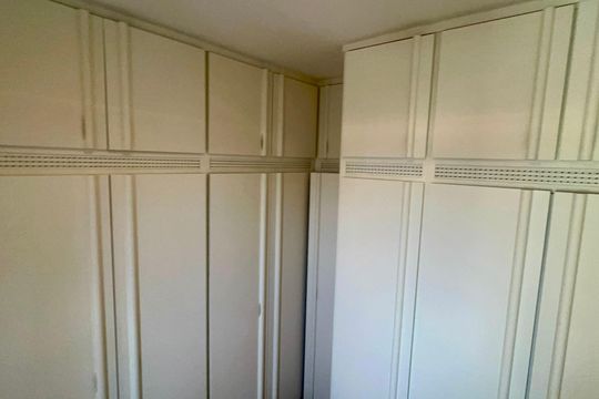 Apartamento mobiliado com 3 quartos e closet, churrasqueira e piscina no condomínio. Ideal para comprar. — Closet da suíte