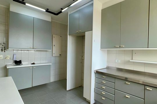 Apartamento mobiliado com 3 quartos e closet, churrasqueira e piscina no condomínio. Ideal para comprar. — Cozinha