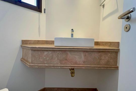 Apartamento mobiliado com 3 quartos e closet, churrasqueira e piscina no condomínio. Ideal para comprar. — Lavabo