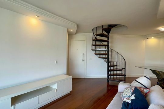 Apartamento mobiliado com 3 quartos e closet, churrasqueira e piscina no condomínio. Ideal para comprar. — Sala
