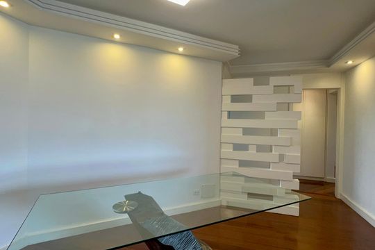Apartamento mobiliado com 3 quartos e closet, churrasqueira e piscina no condomínio. Ideal para comprar. — Sala de Jantar