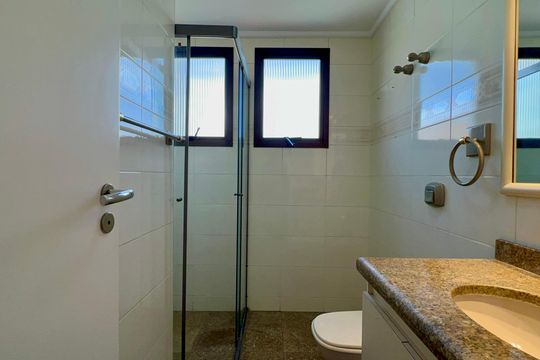 Apartamento mobiliado com 3 quartos e closet, churrasqueira e piscina no condomínio. Ideal para comprar. — Banheiro