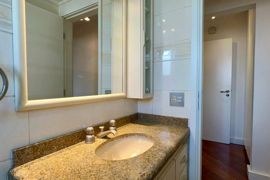 Apartamento mobiliado com 3 quartos e closet, churrasqueira e piscina no condomínio. Ideal para comprar. — Banheiro