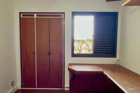 Apartamento mobiliado com 3 quartos e closet, churrasqueira e piscina no condomínio. Ideal para comprar. — Quarto 1