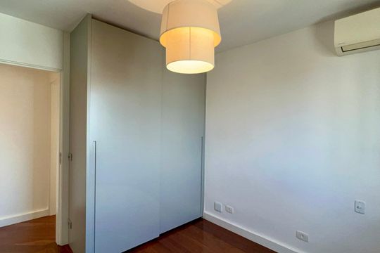 Apartamento mobiliado com 3 quartos e closet, churrasqueira e piscina no condomínio. Ideal para comprar. — Quarto 2