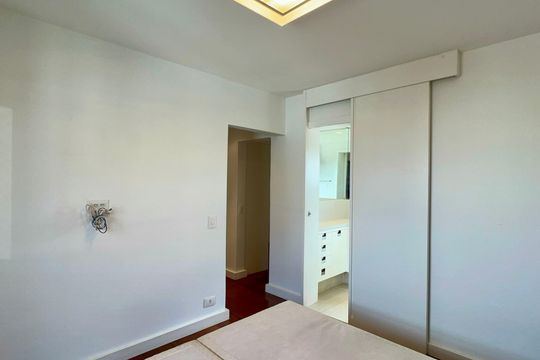 Apartamento mobiliado com 3 quartos e closet, churrasqueira e piscina no condomínio. Ideal para comprar. — Suite