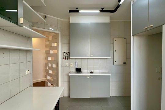 Apartamento mobiliado com 3 quartos e closet, churrasqueira e piscina no condomínio. Ideal para comprar. — Cozinha