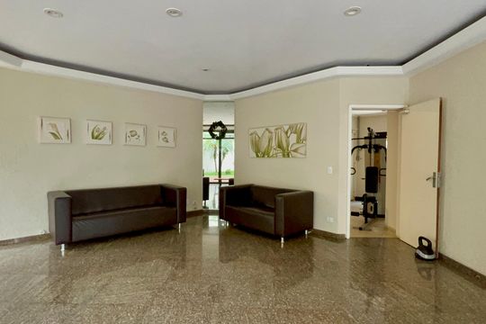 Apartamento mobiliado com 3 quartos e closet, churrasqueira e piscina no condomínio. Ideal para comprar. — Hall de entrada