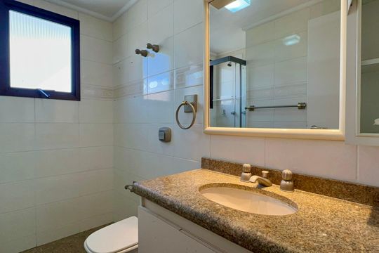 Apartamento mobiliado com 3 quartos e closet, churrasqueira e piscina no condomínio. Ideal para comprar. — Banheiro