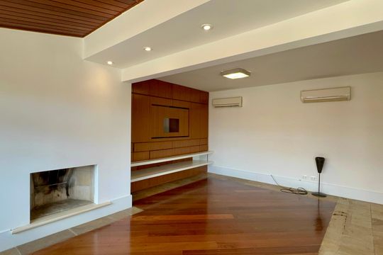 Apartamento mobiliado com 3 quartos e closet, churrasqueira e piscina no condomínio. Ideal para comprar. — Cobertura