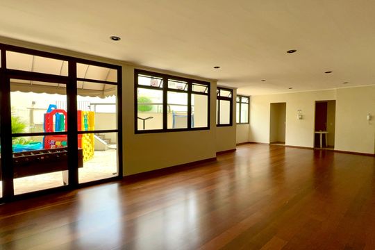 Apartamento mobiliado com 3 quartos e closet, churrasqueira e piscina no condomínio. Ideal para comprar. — Salão de Festas