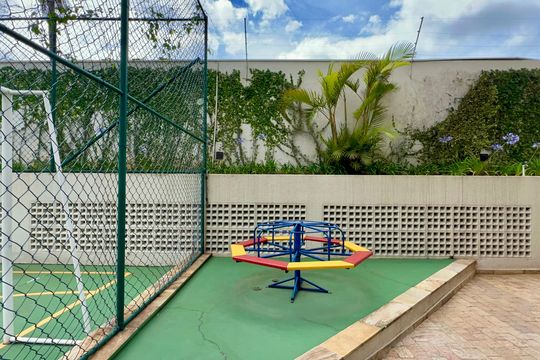 Apartamento mobiliado com 3 quartos e closet, churrasqueira e piscina no condomínio. Ideal para comprar. — Playground