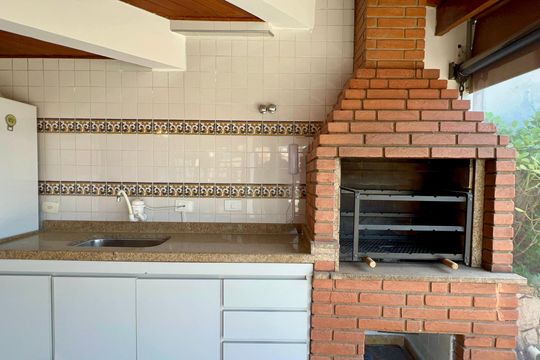 Apartamento mobiliado com 3 quartos e closet, churrasqueira e piscina no condomínio. Ideal para comprar. — Churrasqueira