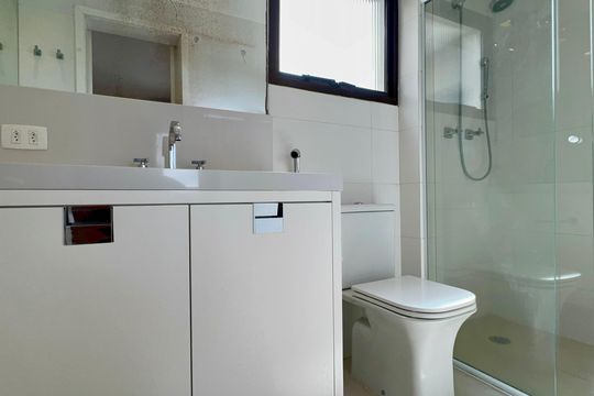 Apartamento mobiliado com 3 quartos e closet, churrasqueira e piscina no condomínio. Ideal para comprar. — Banheiro da Suíte