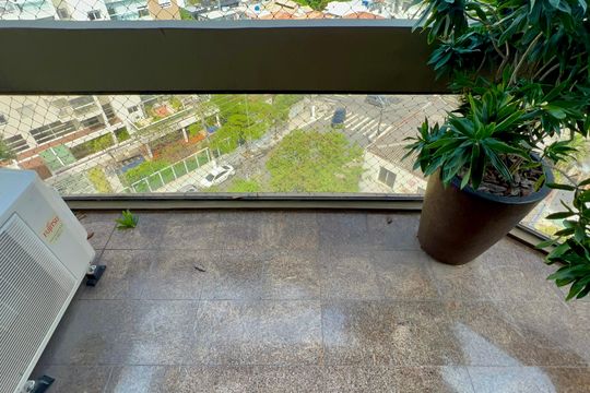 Apartamento mobiliado com 3 quartos e closet, churrasqueira e piscina no condomínio. Ideal para comprar. — Varanda