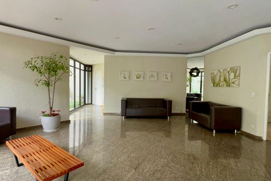 Apartamento mobiliado com 3 quartos e closet, churrasqueira e piscina no condomínio. Ideal para comprar. — Hall de entrada