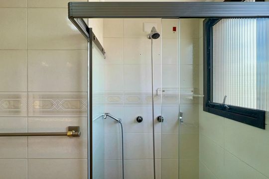 Apartamento mobiliado com 3 quartos e closet, churrasqueira e piscina no condomínio. Ideal para comprar. — Banheiro