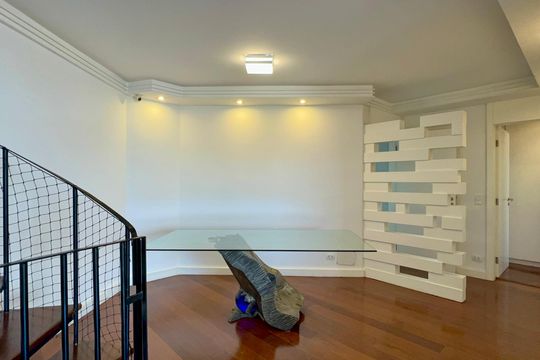 Apartamento mobiliado com 3 quartos e closet, churrasqueira e piscina no condomínio. Ideal para comprar. — Sala de Jantar