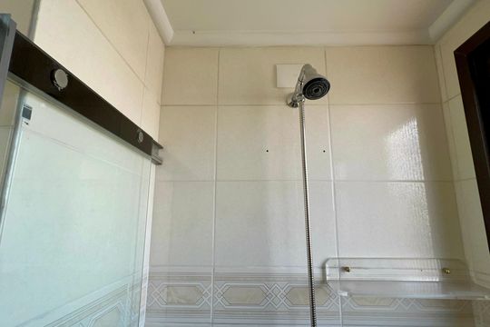 Apartamento mobiliado com 3 quartos e closet, churrasqueira e piscina no condomínio. Ideal para comprar. — Banheiro