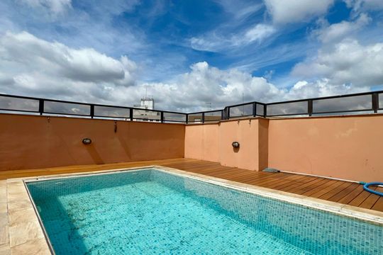 Apartamento mobiliado com 3 quartos e closet, churrasqueira e piscina no condomínio. Ideal para comprar. — Piscina