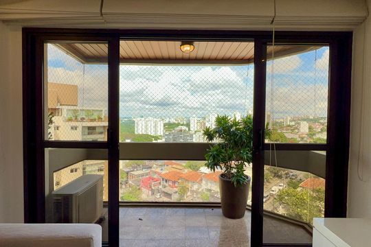 Apartamento mobiliado com 3 quartos e closet, churrasqueira e piscina no condomínio. Ideal para comprar. — Varanda