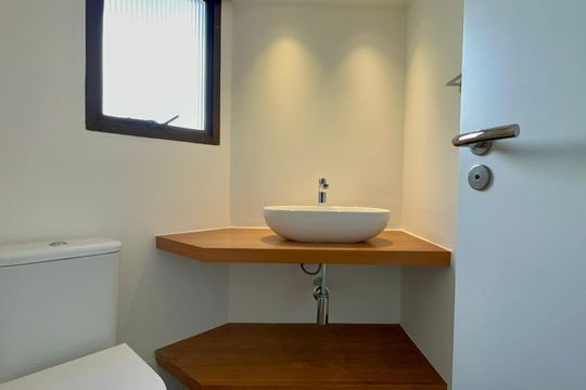 Apartamento mobiliado com 3 quartos e closet, churrasqueira e piscina no condomínio. Ideal para comprar. — Lavabo 2