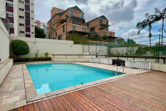 Apartamento mobiliado com 3 quartos e closet, churrasqueira e piscina no condomínio. Ideal para comprar. — Área comum - Piscina