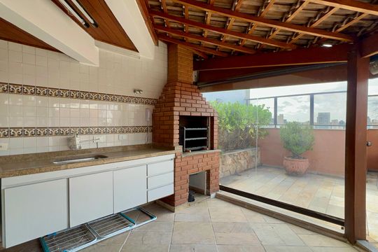 Apartamento mobiliado com 3 quartos e closet, churrasqueira e piscina no condomínio. Ideal para comprar. — Churrasqueira