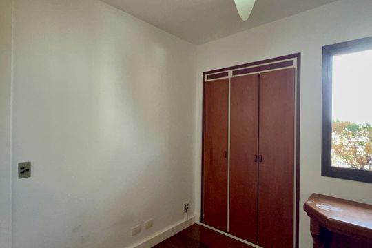 Apartamento mobiliado com 3 quartos e closet, churrasqueira e piscina no condomínio. Ideal para comprar. — Quarto 1